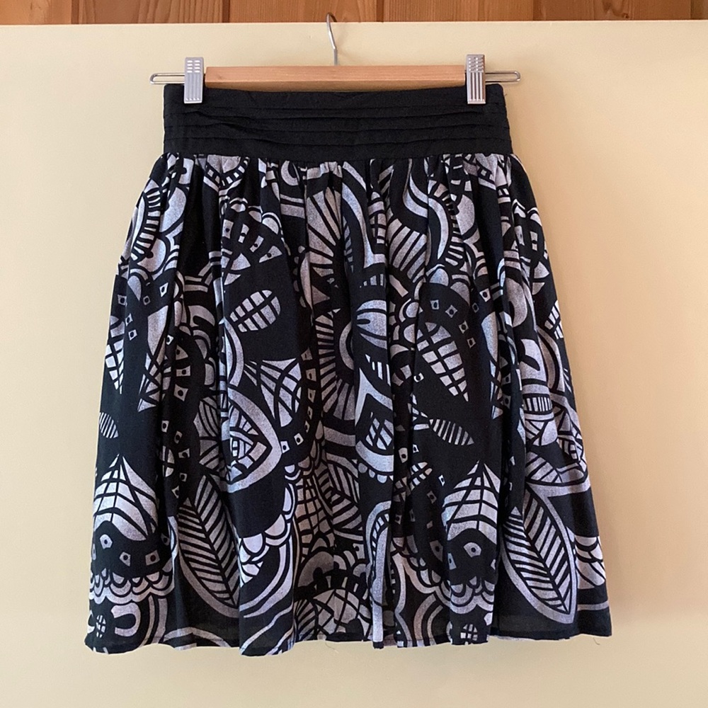 Size Medium Black and Grey Floral Elastic Waist Skirt